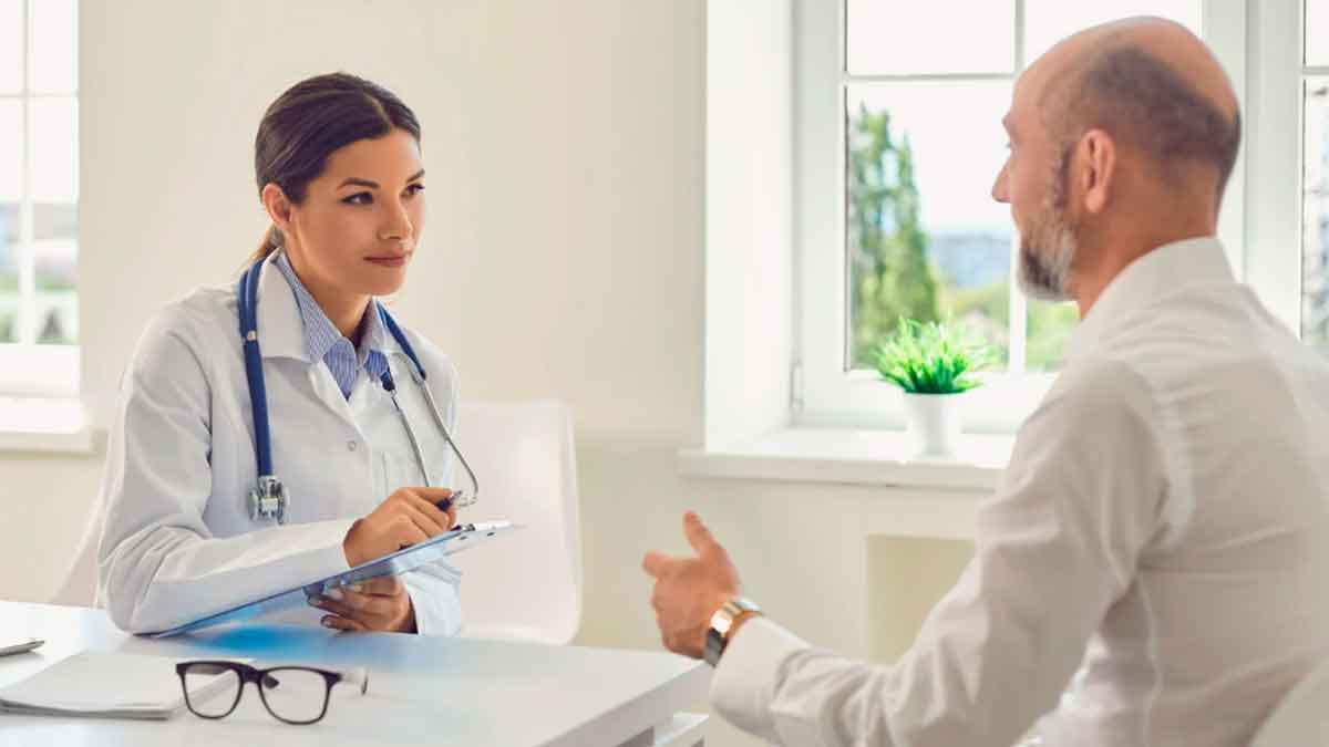 Médica evaluando a un paciente durante la valoración de incapacidad permanente del INSS