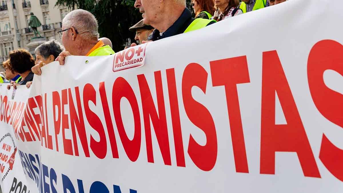 Manifestación de pensionistas y mutualistas reclamando a Hacienda la devolución pendiente y el pago de intereses de demora