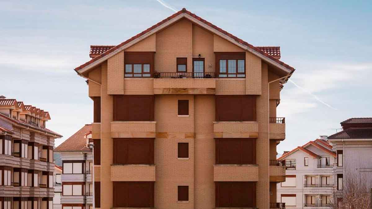 Edificio residencial con varias viviendas vacías afectadas por el recargo del 150% del IBI