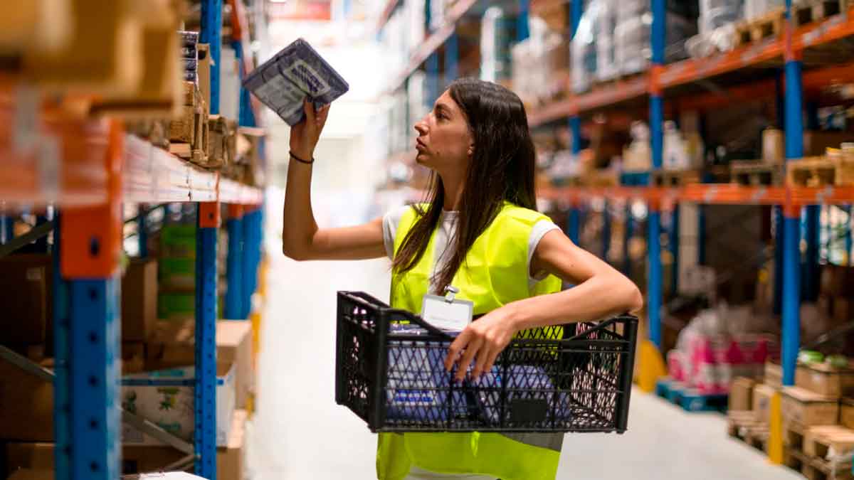 Trabajadora en un almacén seleccionando productos en una oferta de empleo del SAE en Andalucía