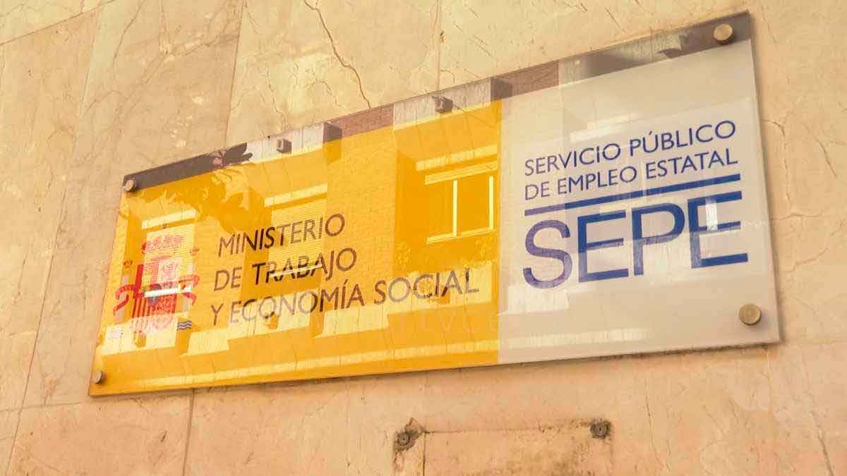 Cartel del Servicio Público de Empleo Estatal (SEPE) en una oficina oficial en España