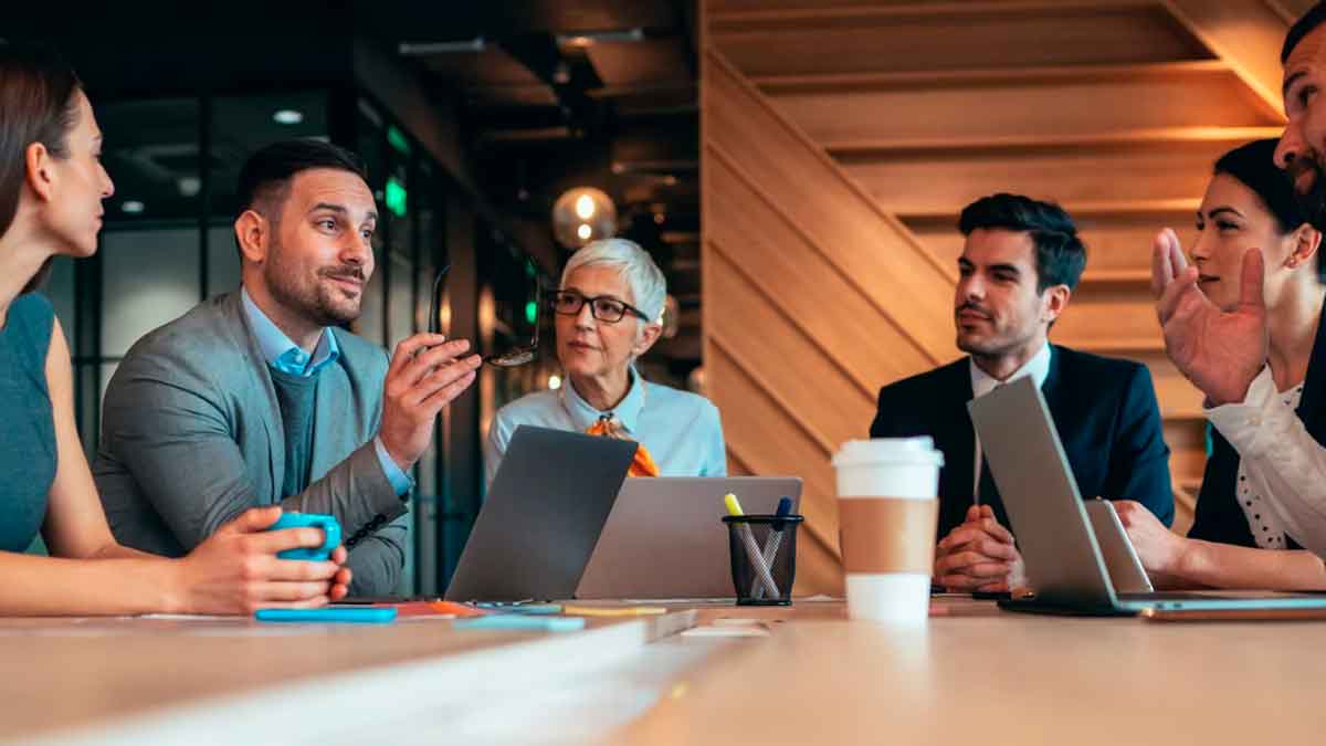 Reunión de trabajo en una empresa donde se analizan salarios y condiciones laborales entre empleados y responsables