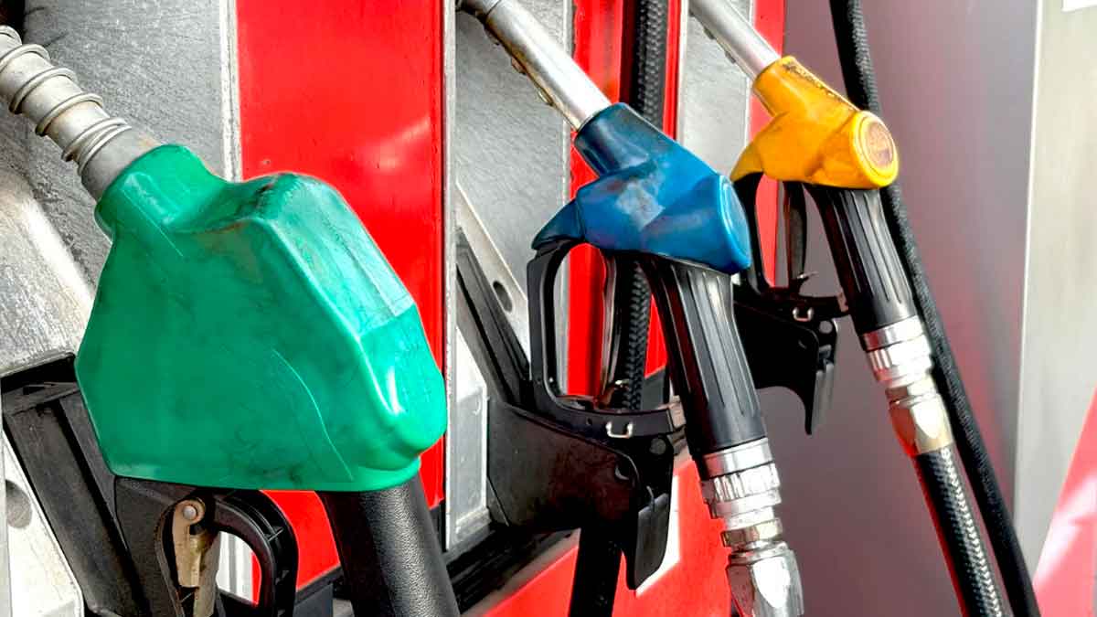 Surtidores de gasolina y diésel en una gasolinera tras dos subidas consecutivas del precio en enero