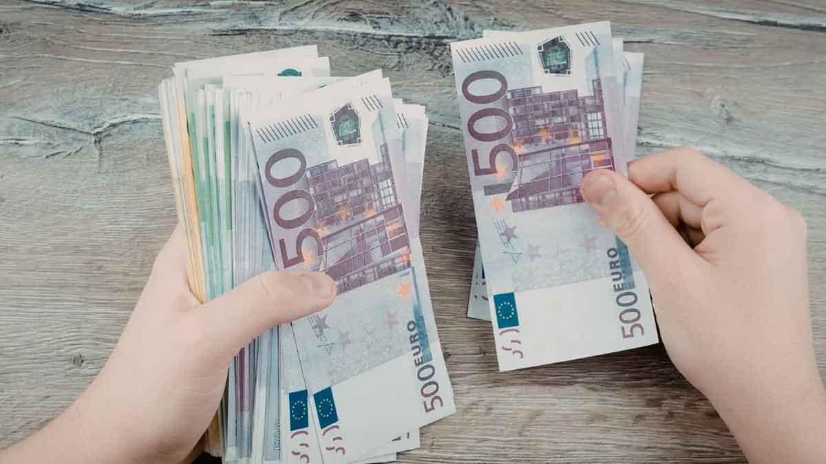 Billetes de 500 euros en efectivo en manos de una persona durante una operación de dinero