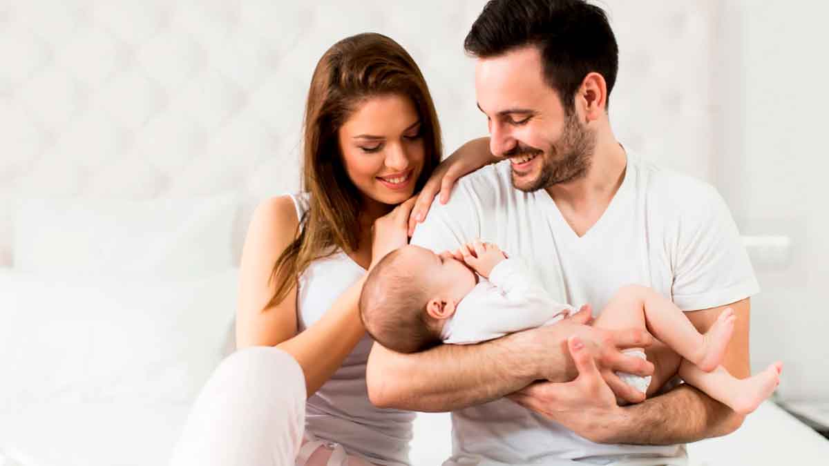 Familia andaluza con un bebé tras beneficiarse de una deducción fiscal por hijo en la renta