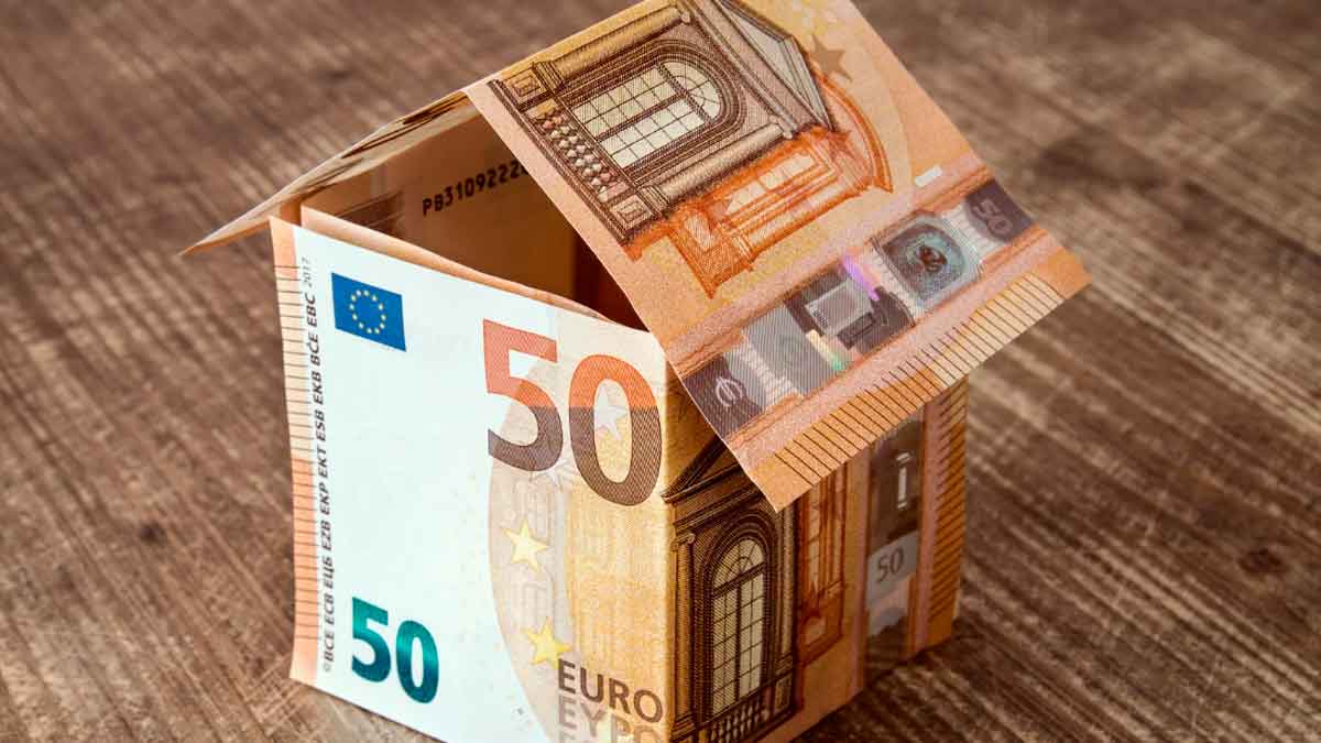 Casa formada con billetes de euro que representa una hipoteca fija y la estabilidad de la cuota