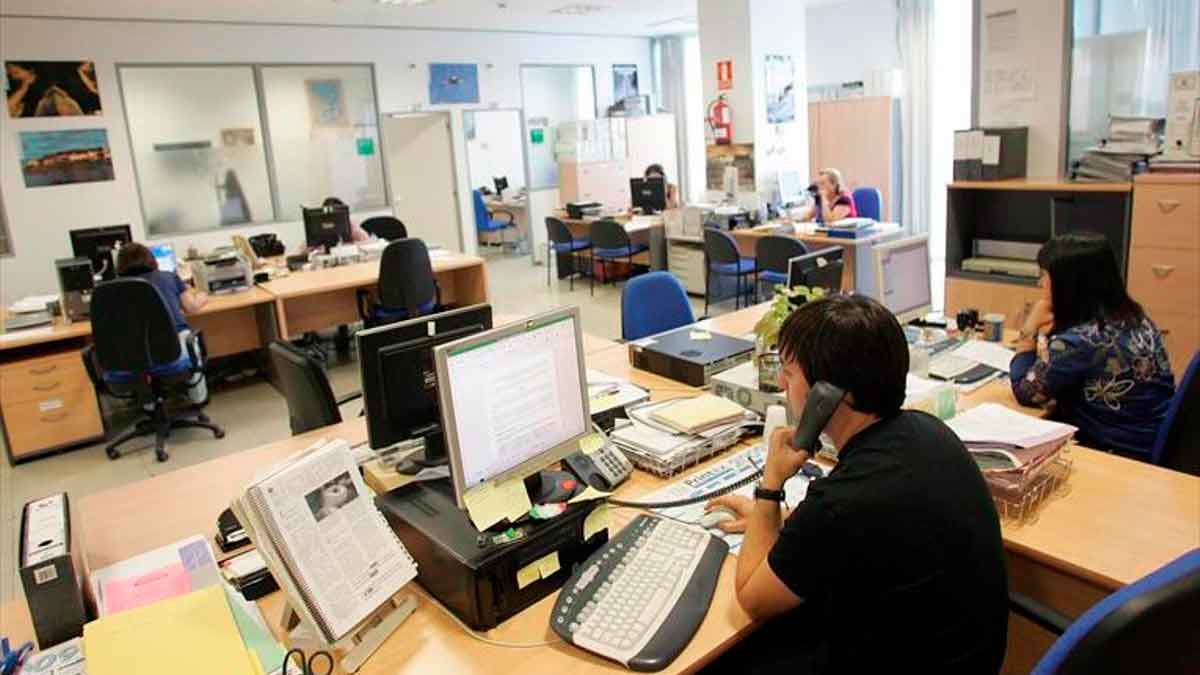 Empleados públicos trabajando en una oficina de la Administración General del Estado en Andalucía