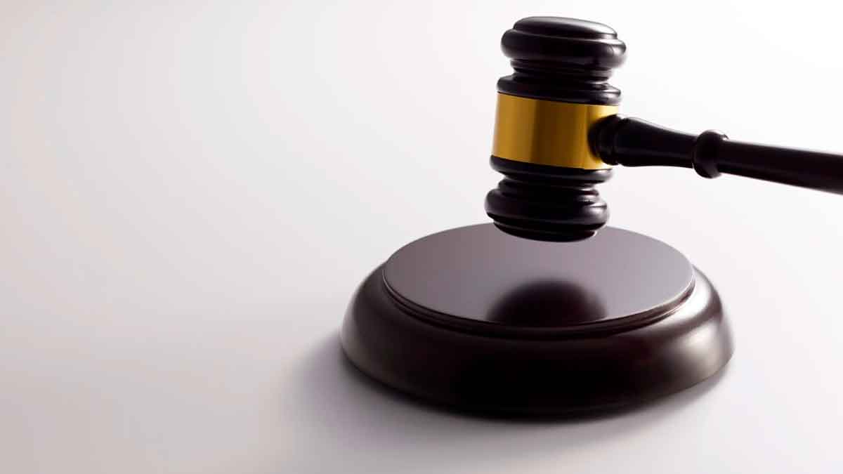 Mazo judicial que representa una sentencia que reconoce indemnización a un trabajador por negarle teletrabajo