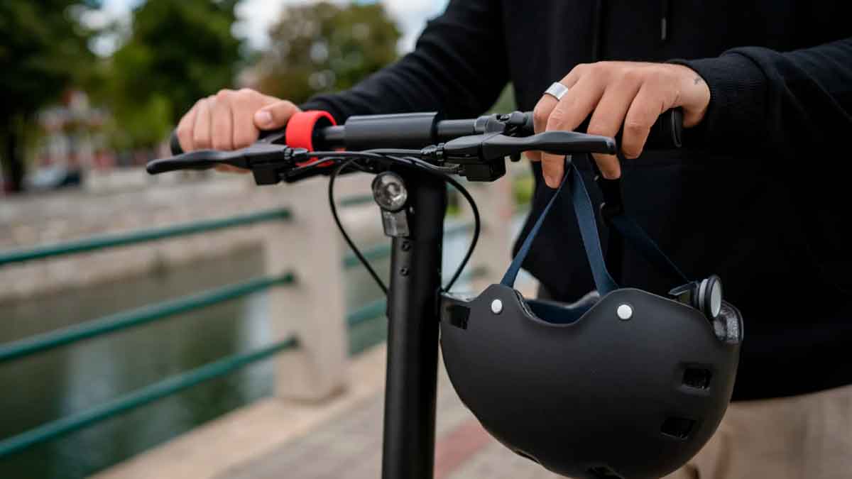 Usuario de patinete eléctrico con casco ante el cambio de normativa de la DGT desde el 26 de enero