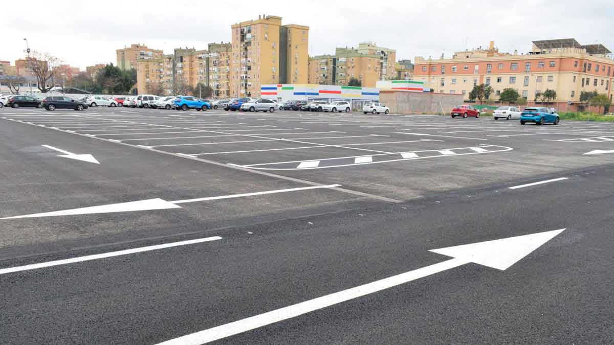 Aparcamiento en superficie con nuevas plazas habilitado por la Junta para compensar las obras del Metro