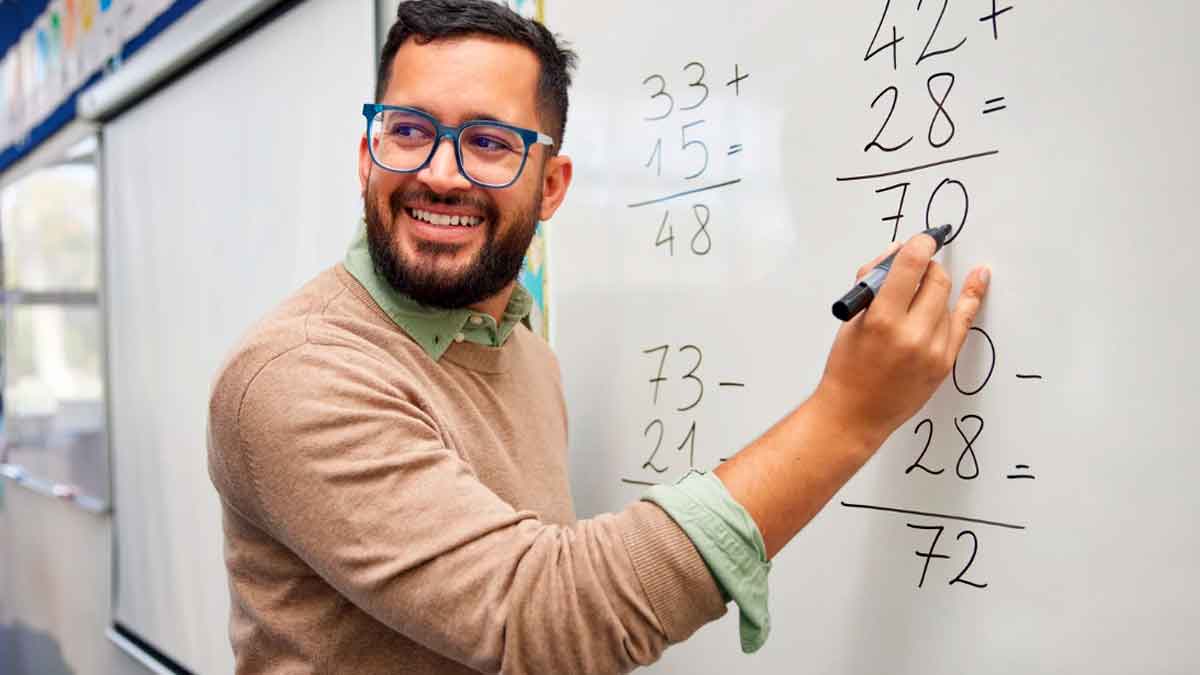 Profesor imparte una clase de matemáticas en un aula durante una jornada lectiva