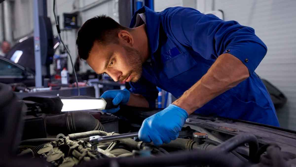 Persona adulta evaluando competencias técnicas en un entorno laboral para su acreditación oficial