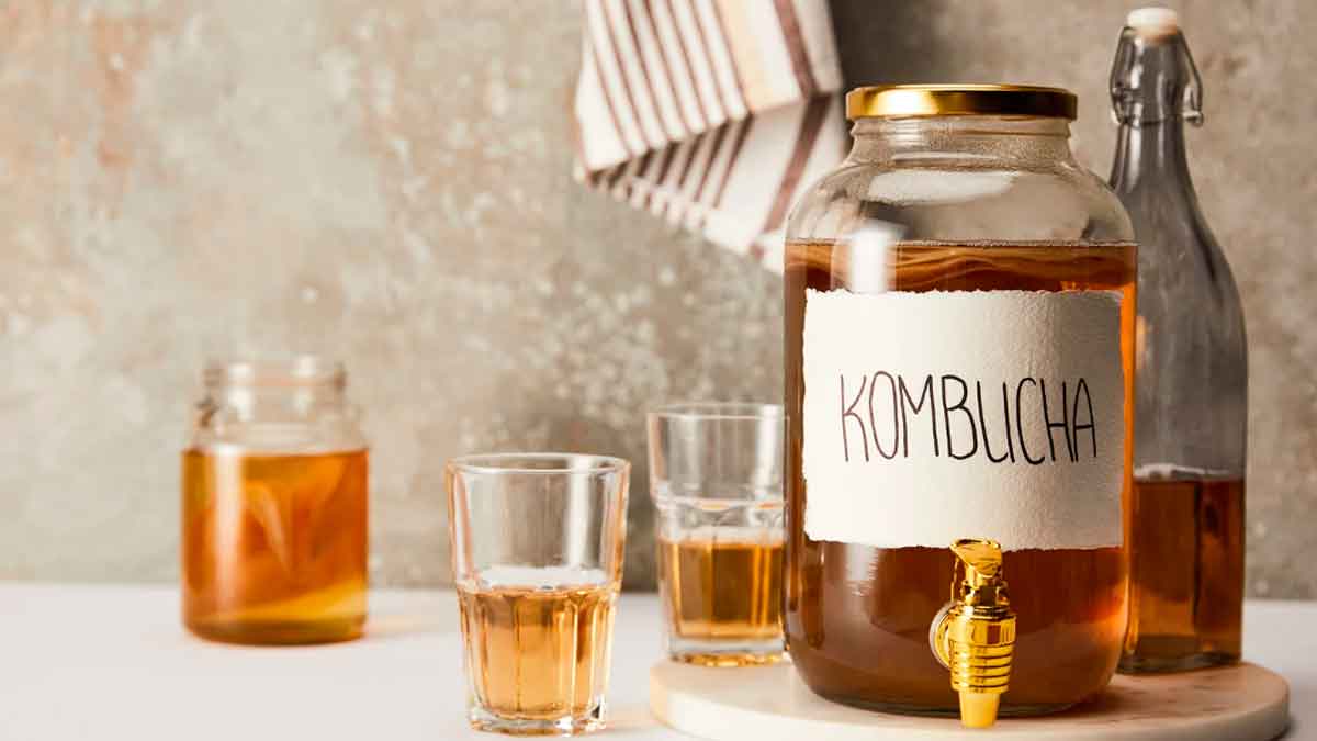 Kombucha en tarro de cristal con grifo, una bebida fermentada a base de té que vuelve a estar de moda