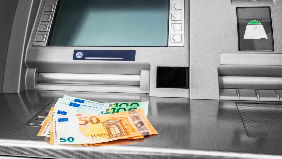 Cajero automático con dinero en efectivo tras una estafa con contactless que afecta a personas mayores