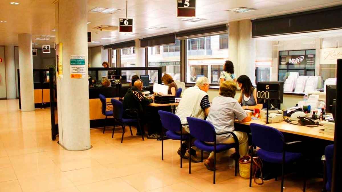 Oficina de la Seguridad Social atendiendo a pensionistas por el complemento a mínimos en 2026