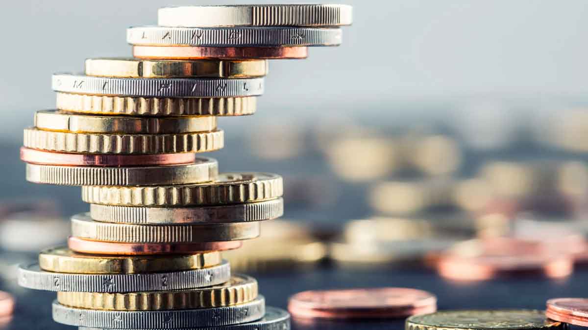 Monedas de euro apiladas que representan la inversión en Letras del Tesoro y el calendario de subastas de 2026