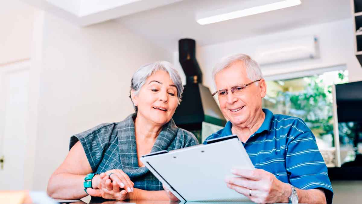 Personas revisando la fecha de jubilación en 2026 para calcular una pensión más