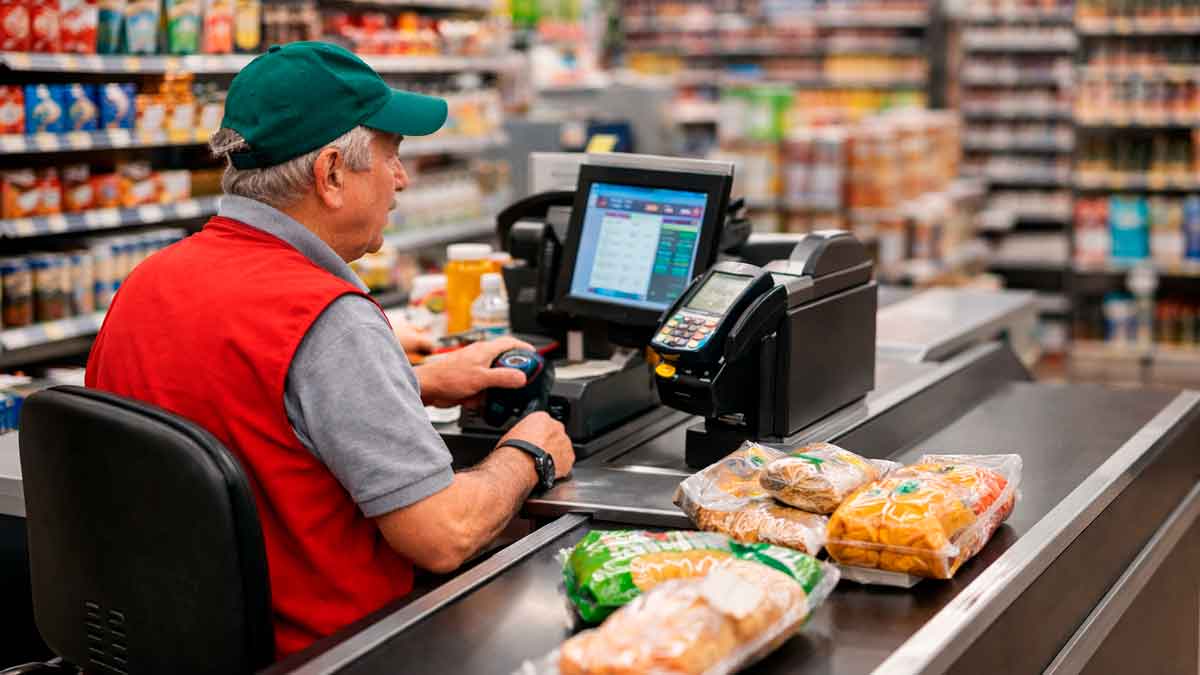 Cajero de supermercado de 62 años trabajando en caja tras ser despedido por una prueba de cliente invisible