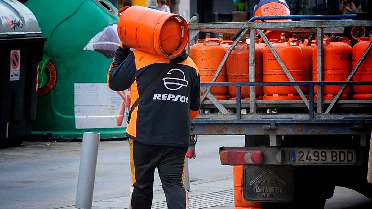 Repartidor transportando bombonas de butano durante el reparto a domicilio en España