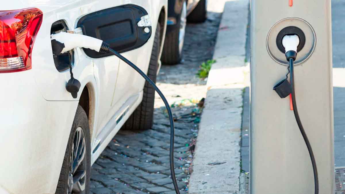 Coche eléctrico cargando en un punto de recarga público en la calle