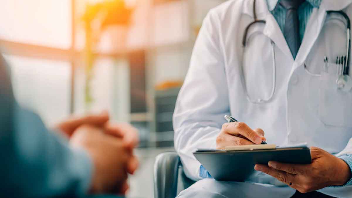 Médico del Tribunal Médico del INSS evaluando a un trabajador durante una entrevista por incapacidad permanente