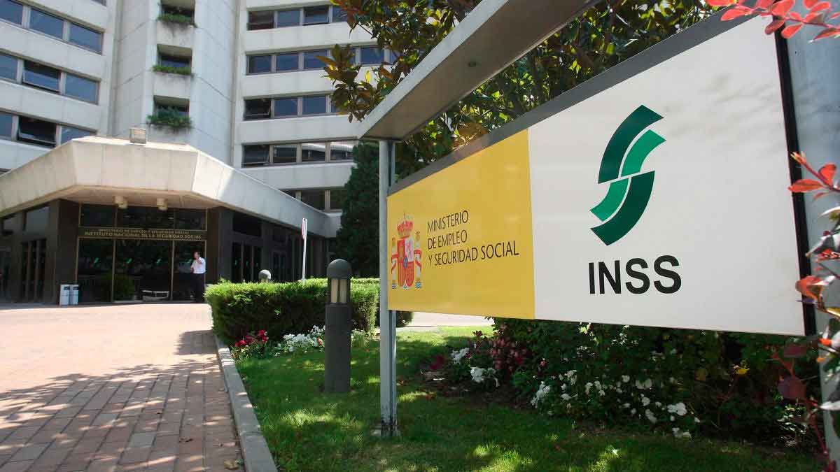 Fachada del INSS donde se gestionan las bajas médicas y la cotización tras 18 meses de incapacidad temporal
