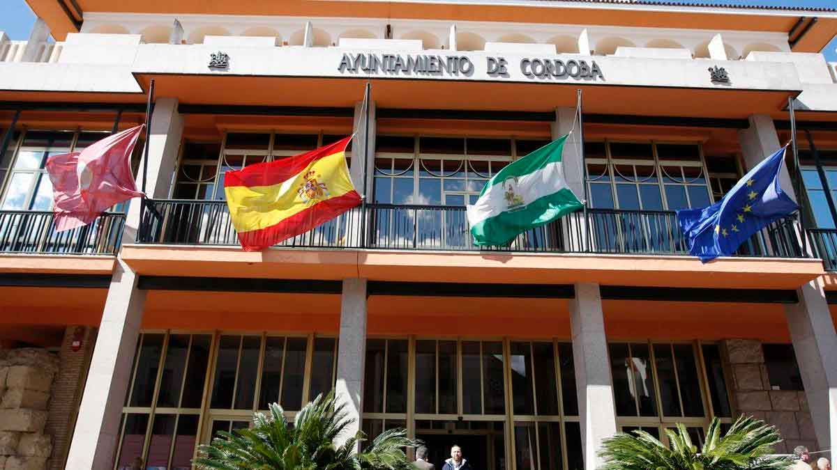 Fachada del Ayuntamiento de Córdoba donde se gestionan las ayudas de emergencia social en 2026