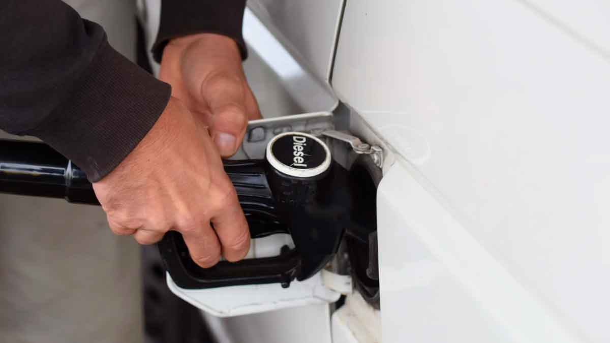 Repostar diésel en una gasolinera ante la posible subida de impuestos prevista para 2026