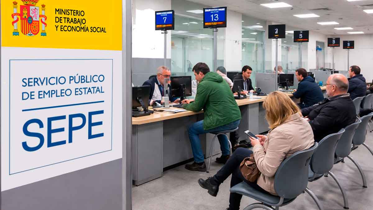 Oficina del SEPE atendiendo a ciudadanos para reanudar el paro tras contratos cortos