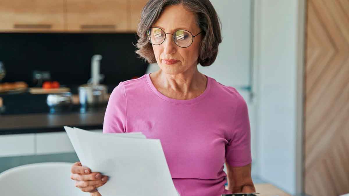 Mujer jubilada revisando una carta sobre su pensión de viudedad y jubilación en 2026