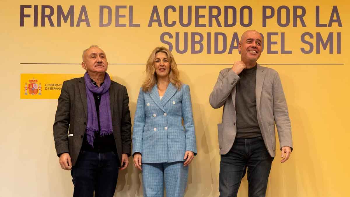 Yolanda Díaz y representantes de los sindicatos durante la firma del acuerdo para la subida del SMI