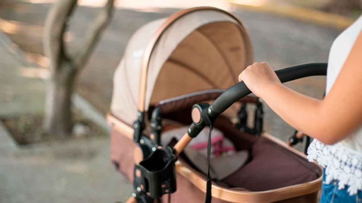Carrito de bebé en un pueblo tras el anuncio de ayudas de 500 euros para fomentar la natalidad