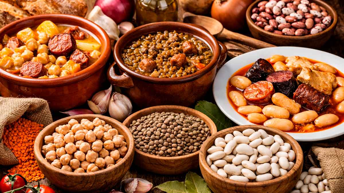 Platos tradicionales con legumbres como lentejas, garbanzos y alubias en la dieta mediterránea