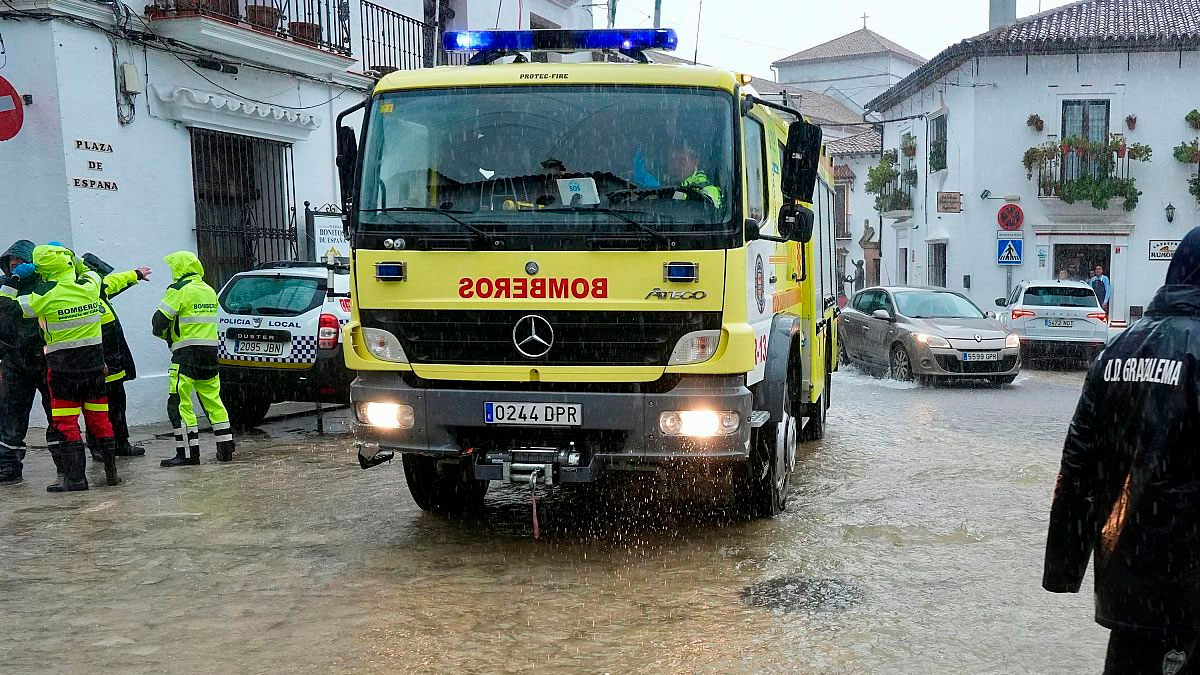 Bomberos circulan por una calle inundada en Andalucía tras las lluvias provocadas por la borrasca Nils