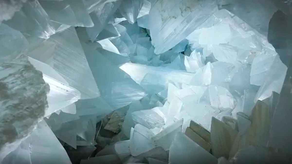 Interior de la Geoda de Pulpí con cristales de selenita, la catedral subterránea de cristal de Andalucía