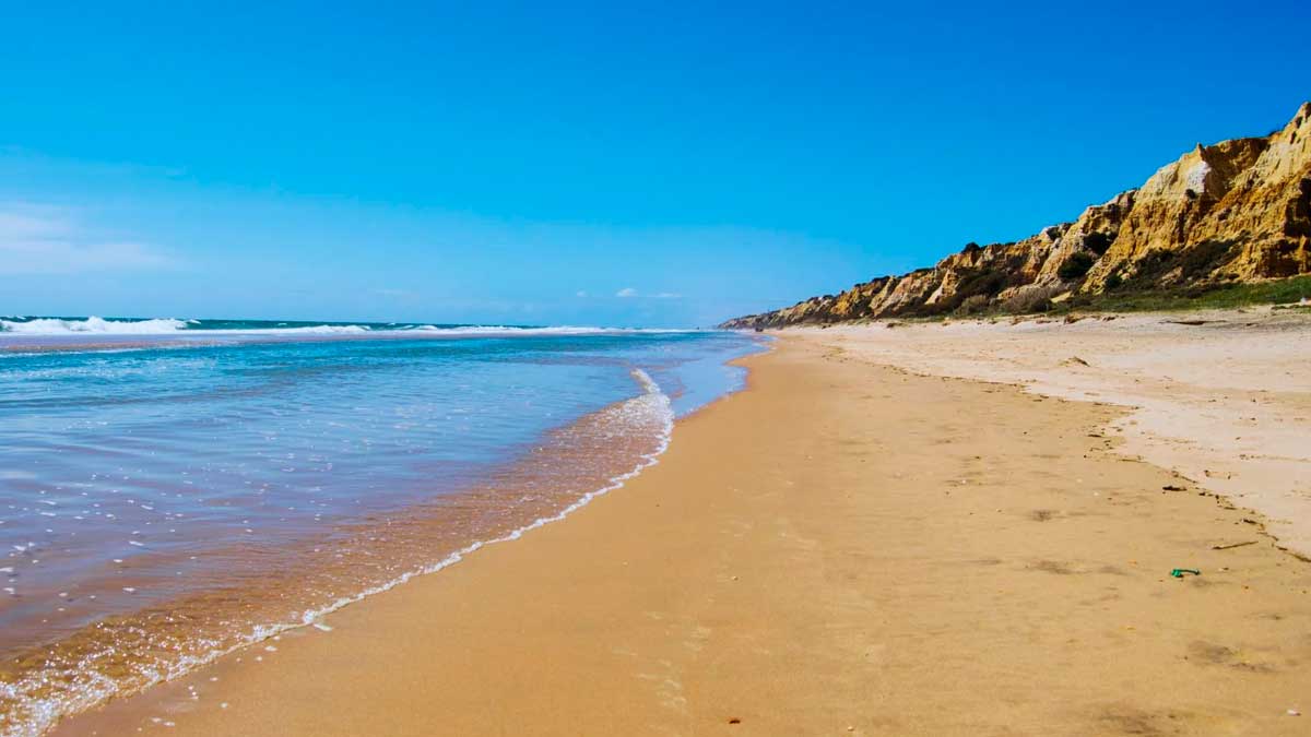 Playa más larga de España en Andalucía con acantilados de arena y costa sin urbanizar