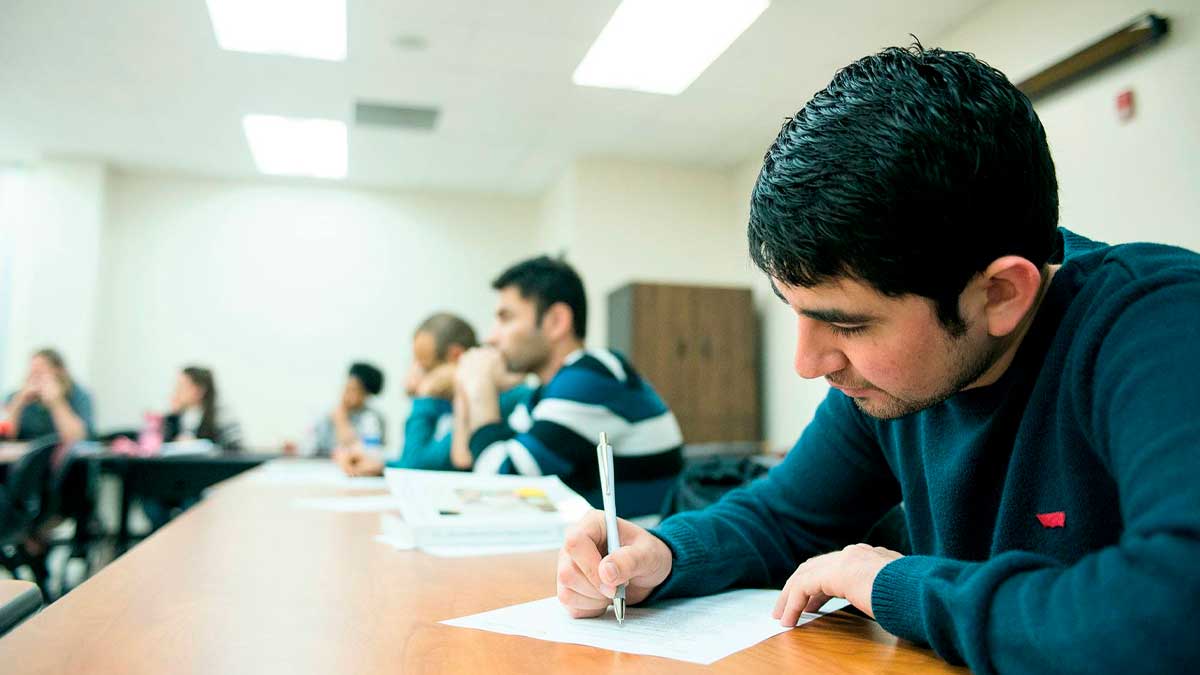 Adulto realizando un examen para obtener la ESO o el Bachiller en una prueba oficial en Andalucía
