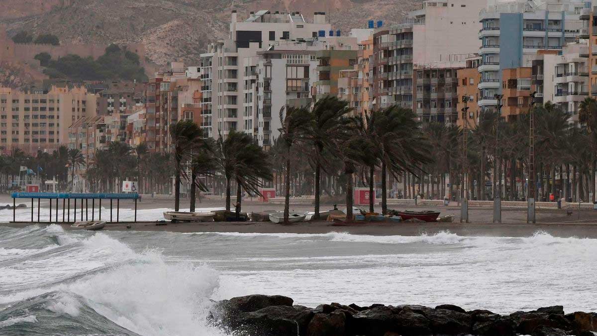 Oleaje y fuertes rachas de viento en la costa andaluza por la borrasca Pedro