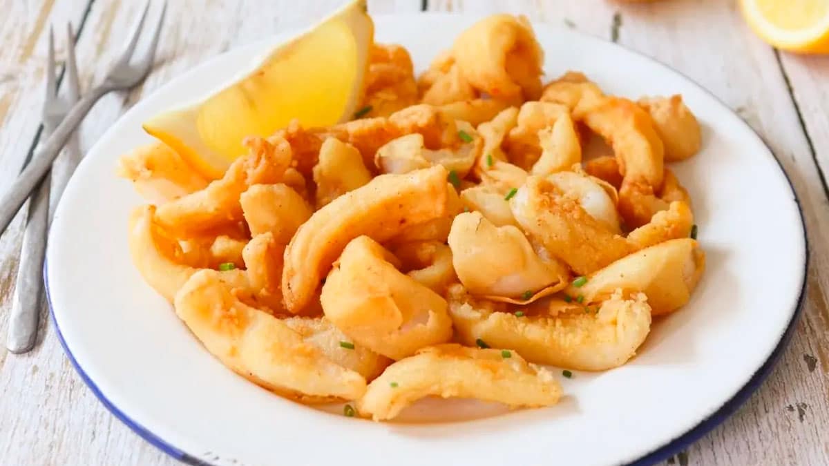 Plato de chocos fritos con limón, típico del pescaíto frito en Cádiz