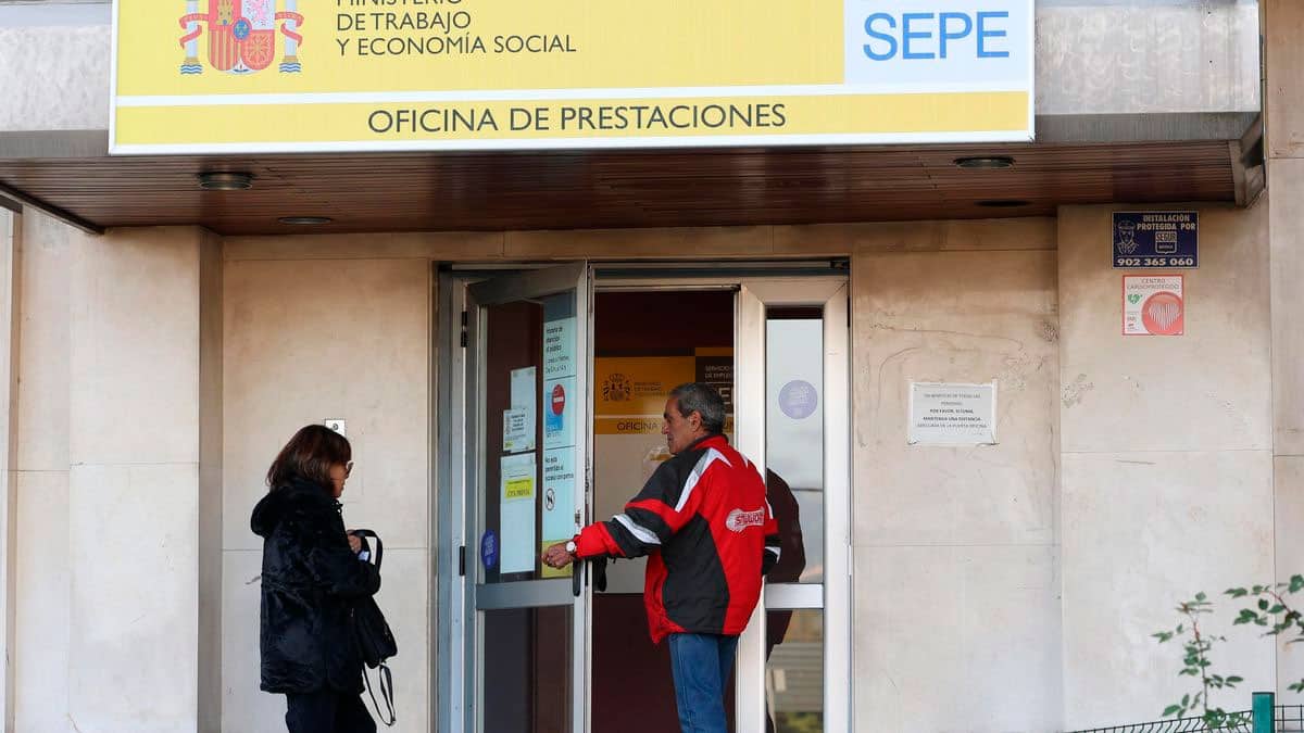 Oficina del SEPE con personas entrando para gestionar prestaciones por desempleo