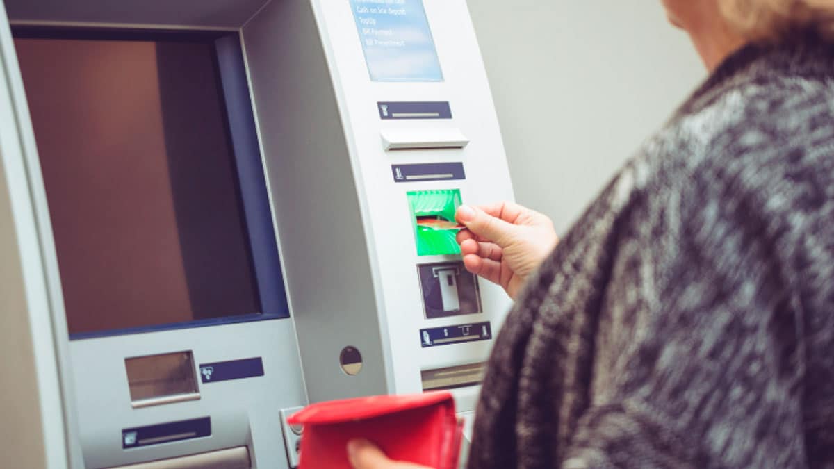 Pensionista retirando dinero en un cajero automático tras el cobro de la pensión en febrero de 2026