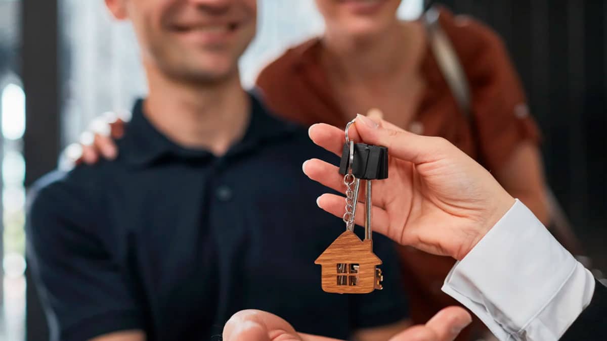 Entrega de llaves tras negociar la compra de una vivienda a mejor precio