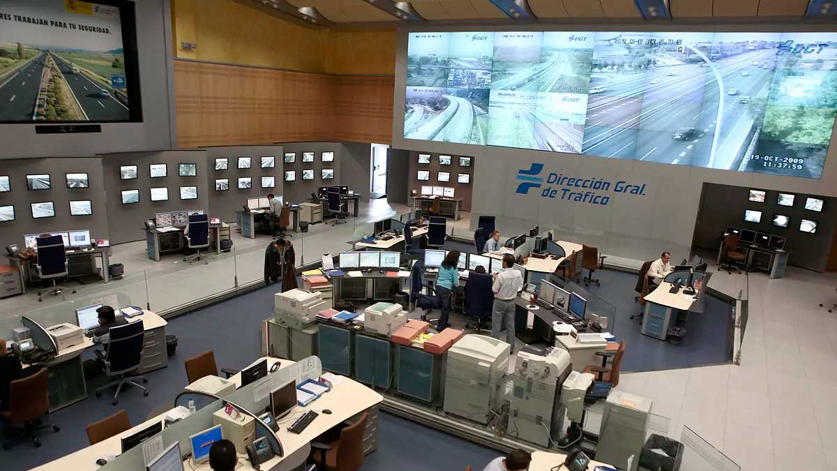 Centro de control de la DGT con pantallas de tráfico en tiempo real