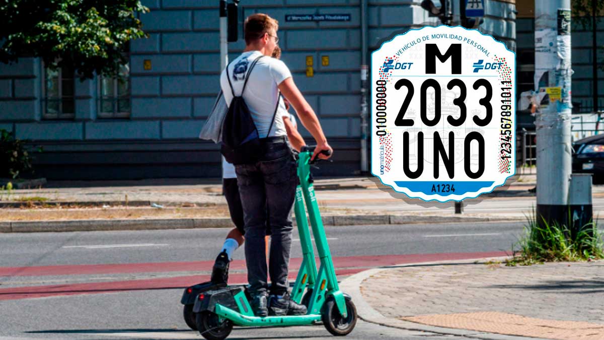 Usuario circulando en patinete eléctrico con la nueva etiqueta obligatoria de la DGT para vehículos de movilidad personal