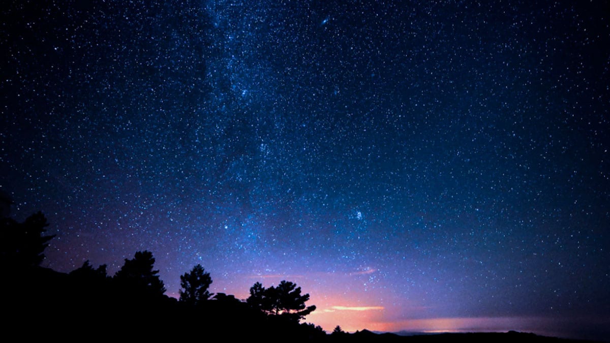 Cielo estrellado al anochecer durante la alineación de seis planetas el Día de Andalucía