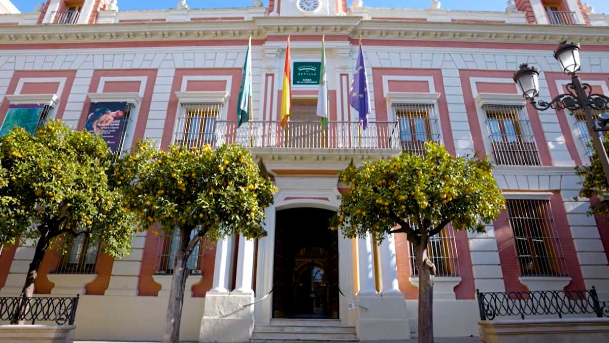 Fachada de la Diputación de Sevilla donde se convocan 29 plazas de empleo público en turno libre
