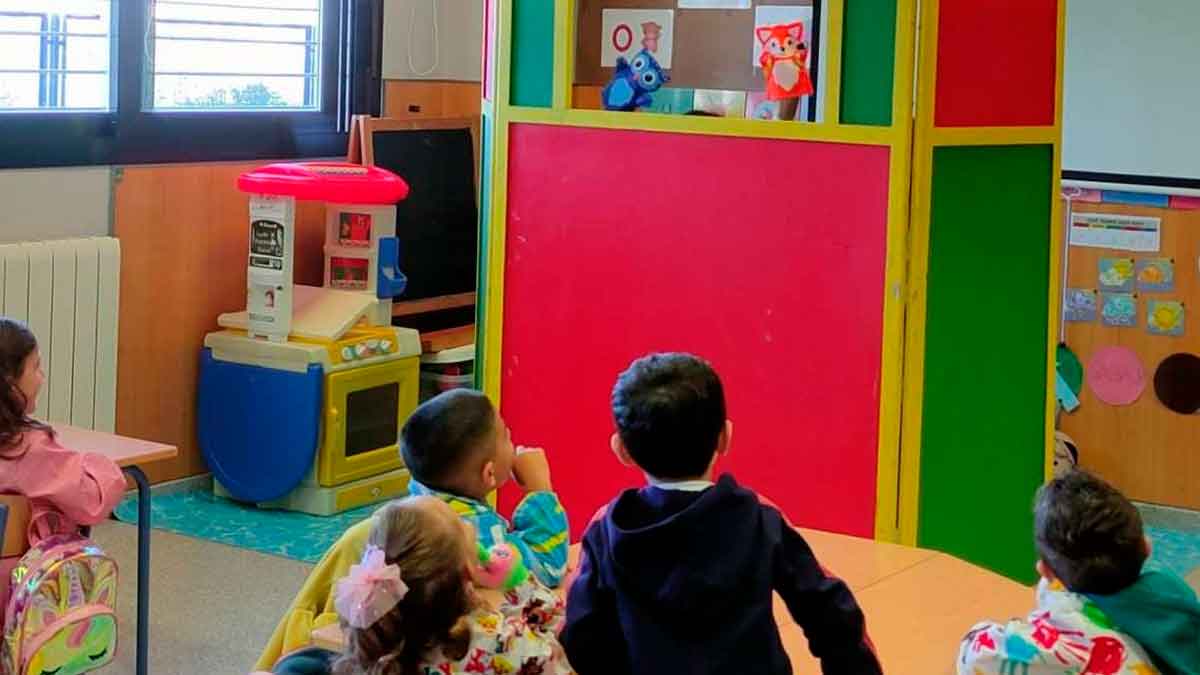 Aula de Educación Infantil en un colegio de Andalucía con varios alumnos durante la jornada escolar