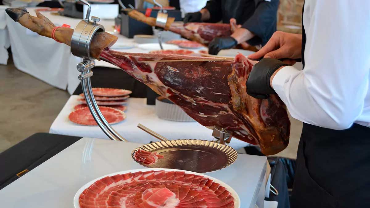 Profesional cortando jamón ibérico durante curso oficial de FP en corte y cata de jamón