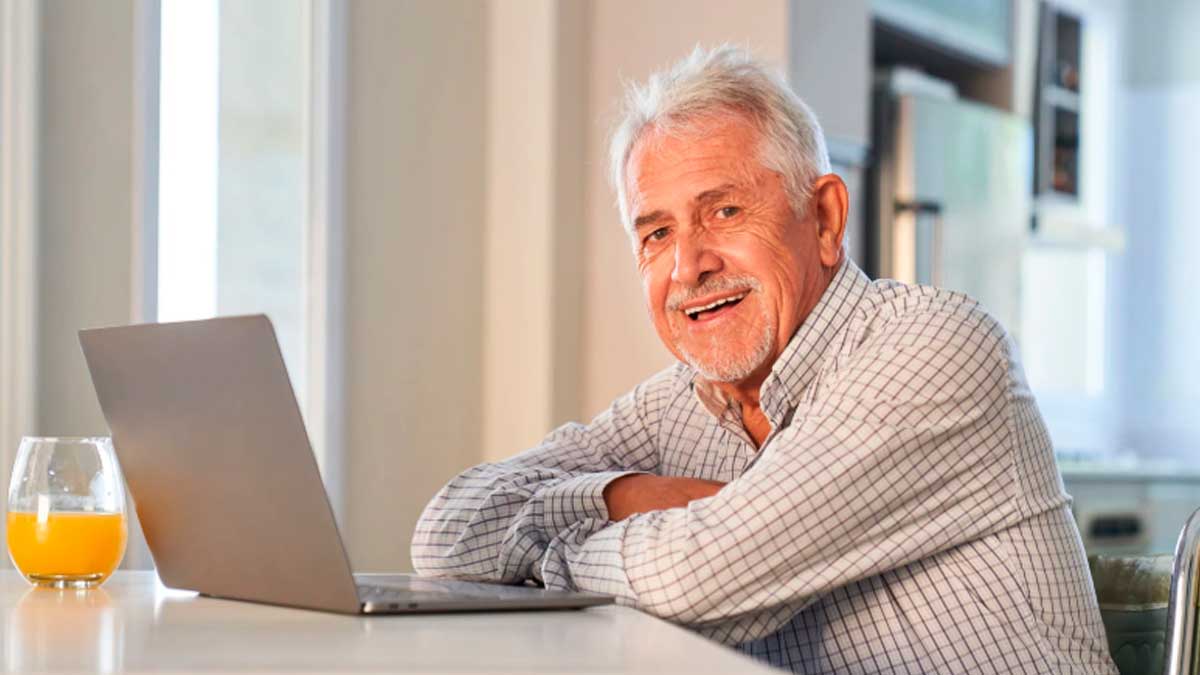 Pensionista utilizando un ordenador para solicitar la devolución del IRPF de mutualistas en 2026