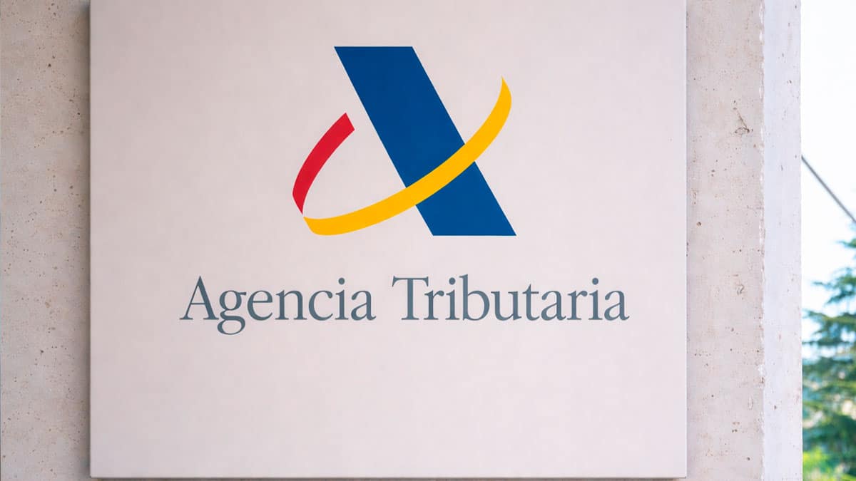 Cartel de la Agencia Tributaria durante la campaña de la Renta 2026 en España